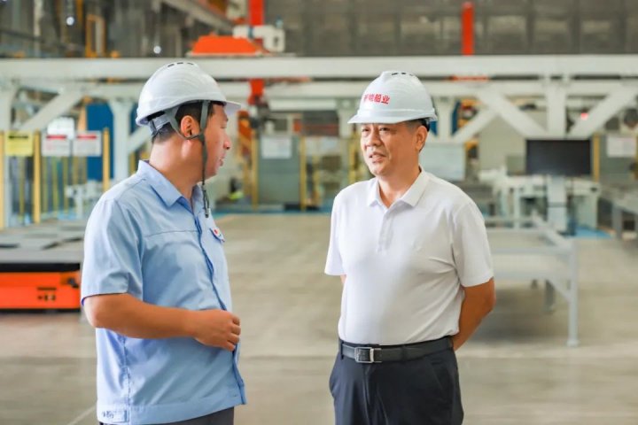 中秋節當日，張廣宇到新能船業看望慰問一線干部職工