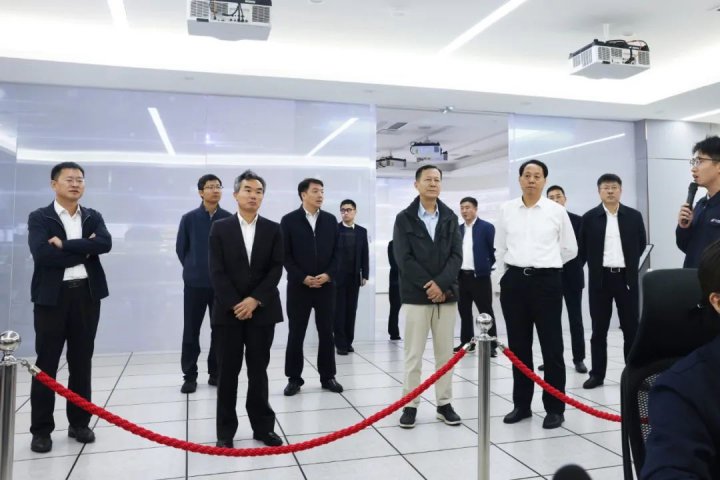 省委金融辦領導到龍拱港參觀調研