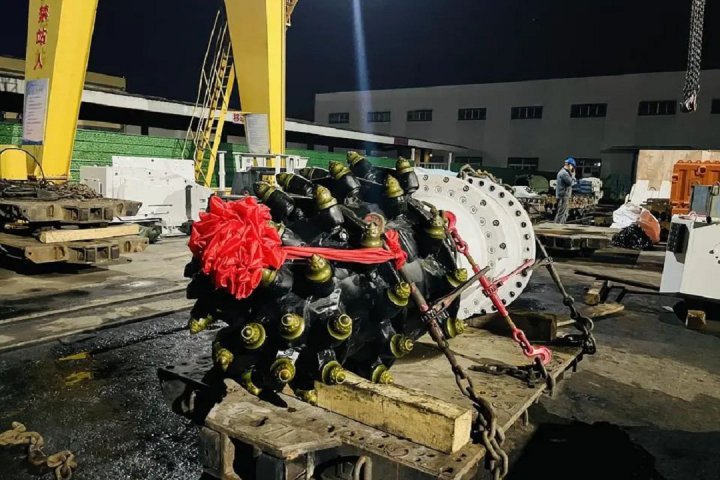 花園煤礦成功安裝首套掘錨一體機