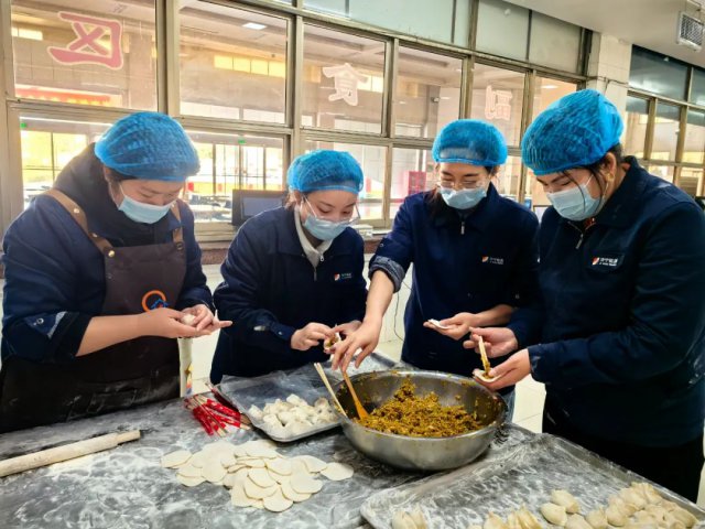 花園煤礦：女職工巧手包水餃 傳遞冬日溫暖