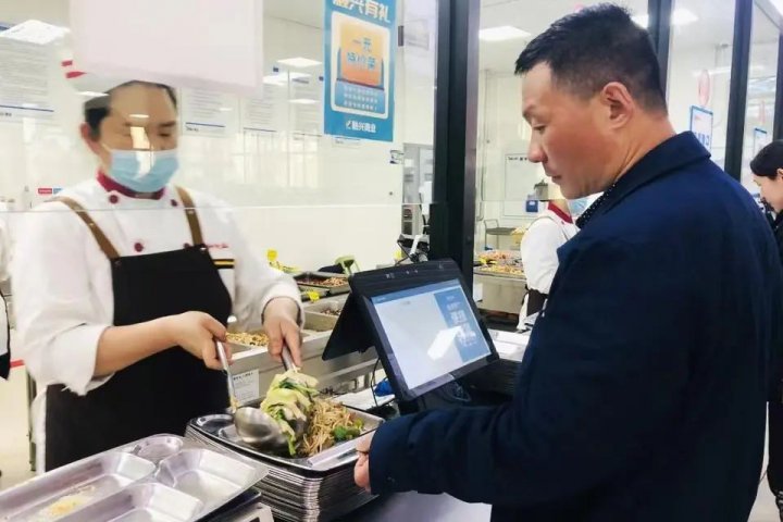 為職工辦實事，霄云煤礦點滴關懷傳溫情
