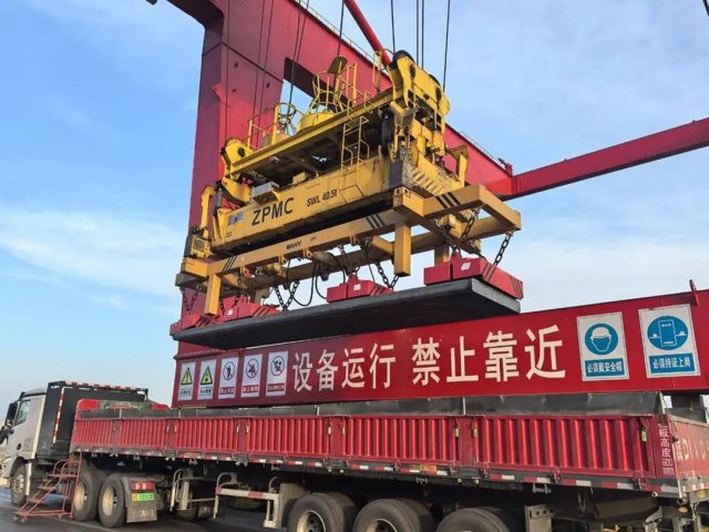 電磁吊具解難題！躍進港高效完成重型鋼坯裝船作業