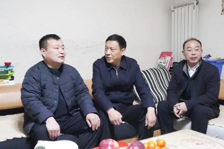 張廣宇帶隊走訪慰問困難職工和老黨員
