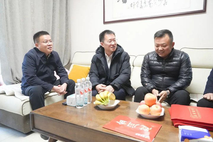 王崇景帶隊走訪慰問困難職工和離休老干部